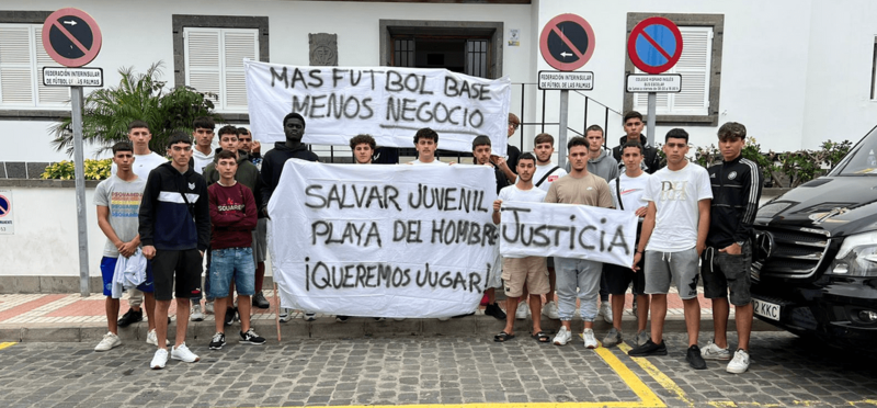 Imagen de la protesta que los afectados llevaron a cabo este martes frente a la Federación / TA